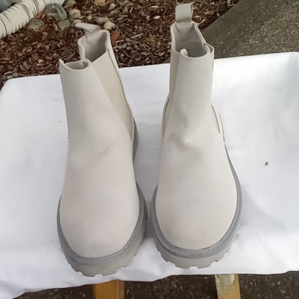Men's off white Chelsea boots